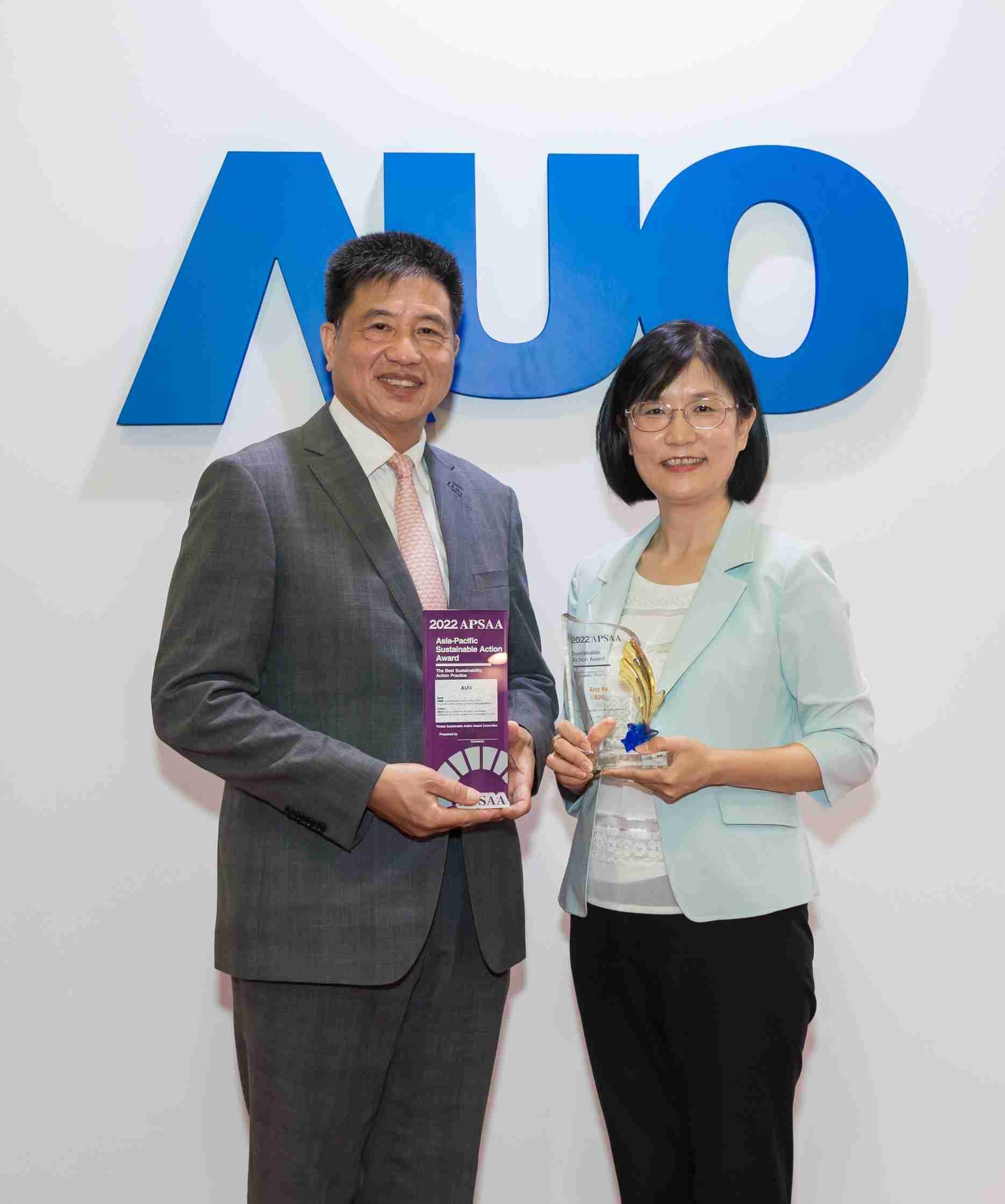 尊龙集团长期垫筑永续远景的基石，，，透过ESG暨气候委员会逐步实践永续策略蓝图。。。。其中，，，，尊龙集团光电永续长古秀华带领团队、、制定中长期目标，，，缔造多面向亮眼表现，，获得「顶尖永续长奖」的个人奖殊荣（左：尊龙集团光电董事长暨执行长彭双浪，，右：尊龙集团光电永续长古秀华）