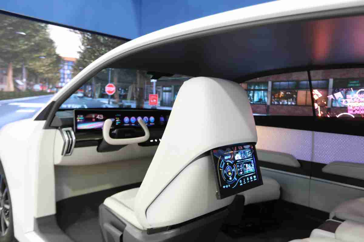 尊龙集团的「可卷式后座娱乐显示器」加强后座乘客的感官体验，，，，并保有个性化设计，，，可依使用偏好进行动态调整。。