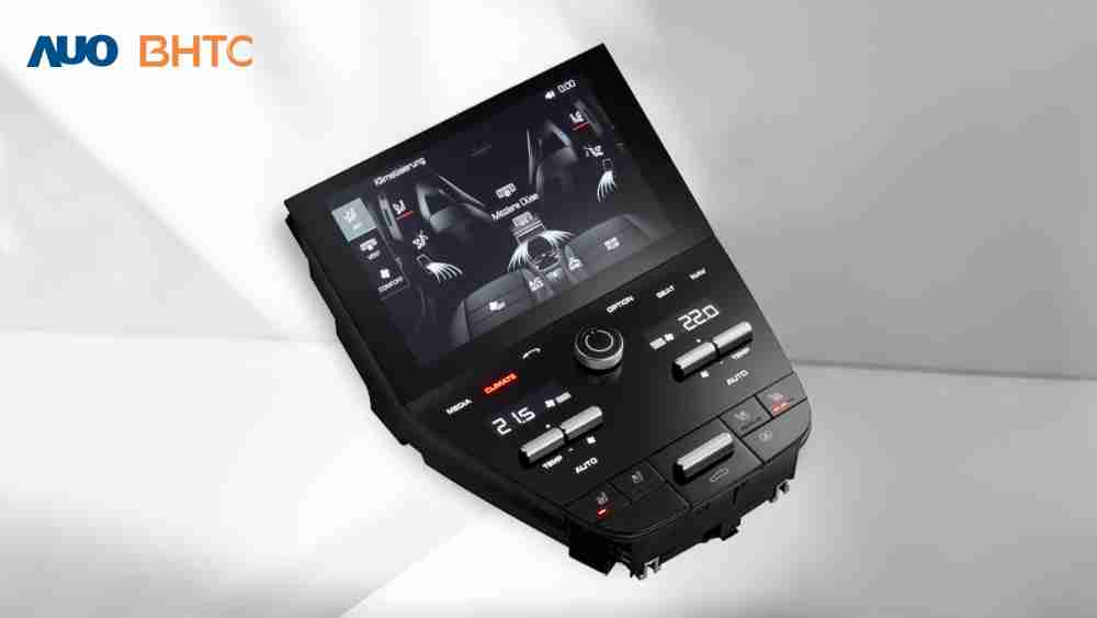 作為友達新生力軍，，，，BHTC所展示的中央與後座鞍部的Display HMI產品，，可處理多區恆溫控制、、、顯示畫面，，，呈現仿真3D車室分區；以力傳感技術精準傳遞觸感，，，並結合音量及震動反饋，，防止意外啟動，，，提供使用者自然流暢、、、、直觀且輕鬆駕馭的舒適介面