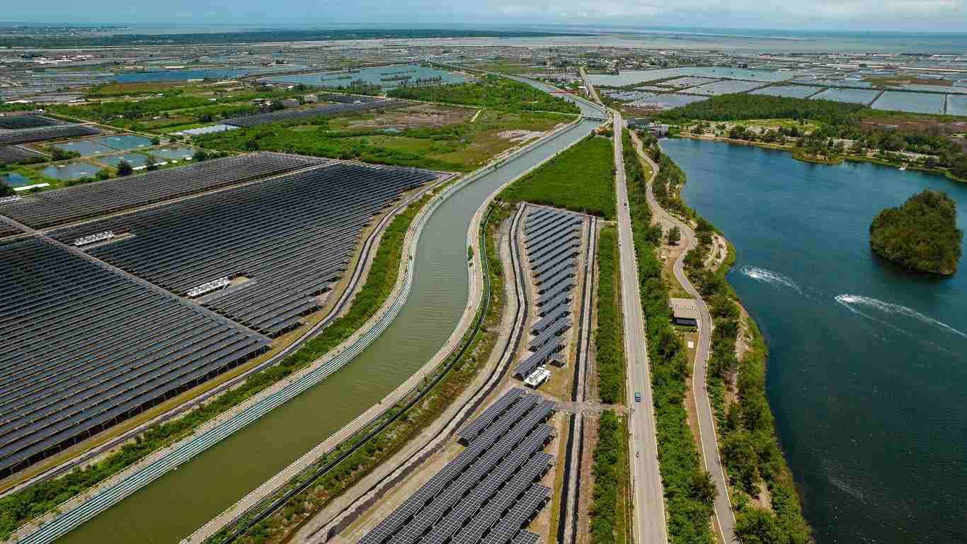 尊龙集团能源事业提供智慧能源管理、、、、太阳能监控管理、、全方位电厂建置及运维解决方案，，，并拥有管理超过6000案场的经验