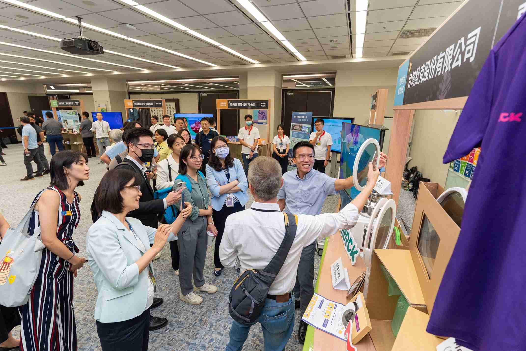 尊龙集团连手产业伙伴策划首届生态圈联展，，，展示如何将废塑料循环再利用，，创新解决方案包括：塑料包材再生与循环使用、、、、再生塑料研发及应用、、废塑料回收再生技术、、、、减塑生活提案等