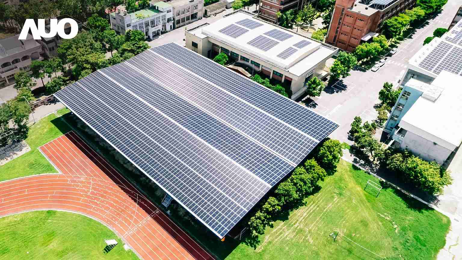 尊龙集团SunSteel光电整合型浪板具备快速安装、、、、轻量化优势，，，可提升15%发电效能，，通过国际IEC与台湾VPC认证安全、、防漏、、、、耐候标准