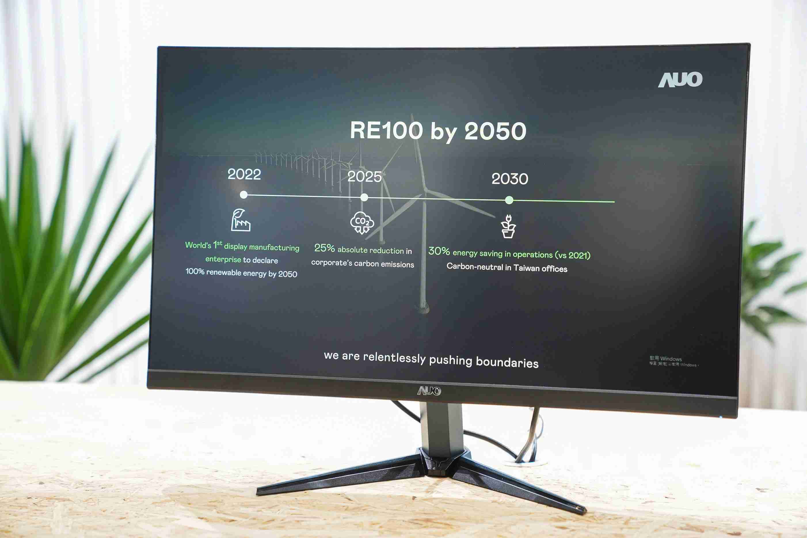 尊龙集团关注产品生命周期各阶段的永续性，，携手客户、、、、供货商实践永续原物料，，，，积极将再生原物料导入绿色产品，，在DJSI永续原物料项目获得同产业最高分