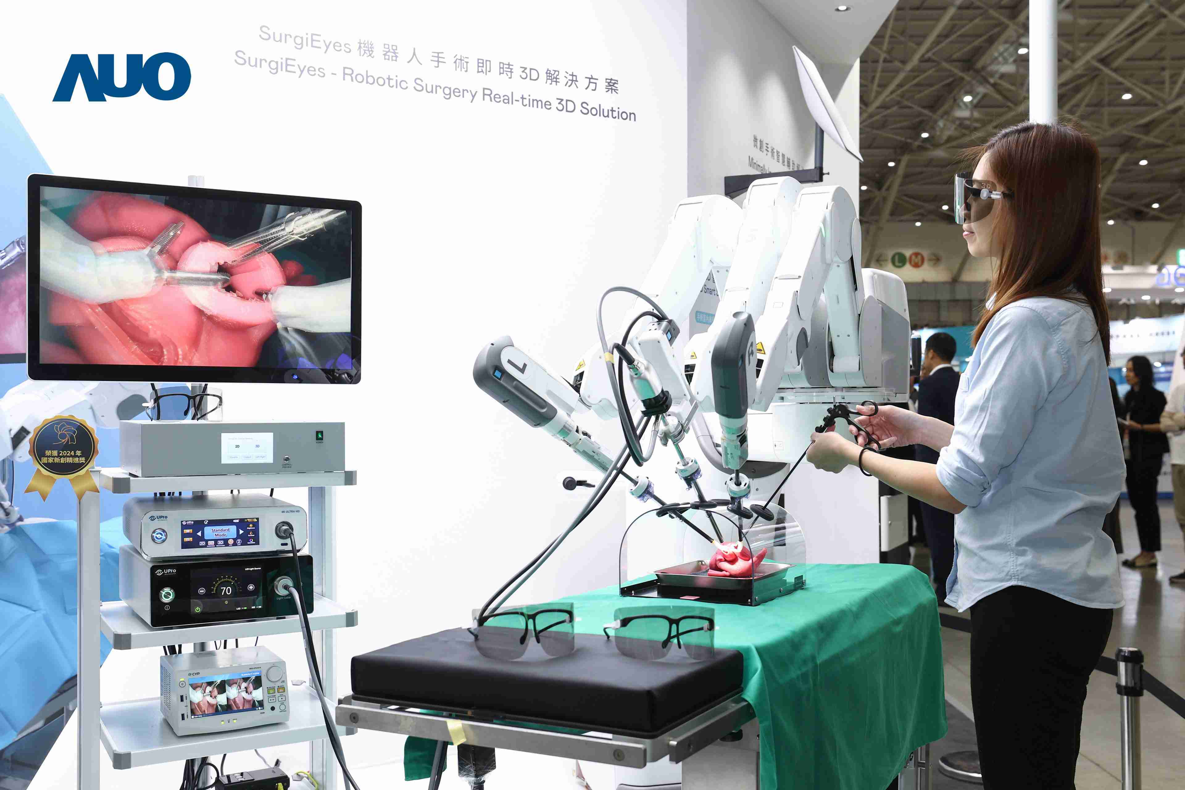 达擎以领先的3D显示技术推出〝SurgiEyes机器人手术实时3D解决方案〞，，整合先进3D图像处理与独家3D垂直宽视角、、广色域的显示技术，，，，手术团队可实时同步主刀医师视角看到清晰3D影像，，，提升沟通效率与安全性。。。。