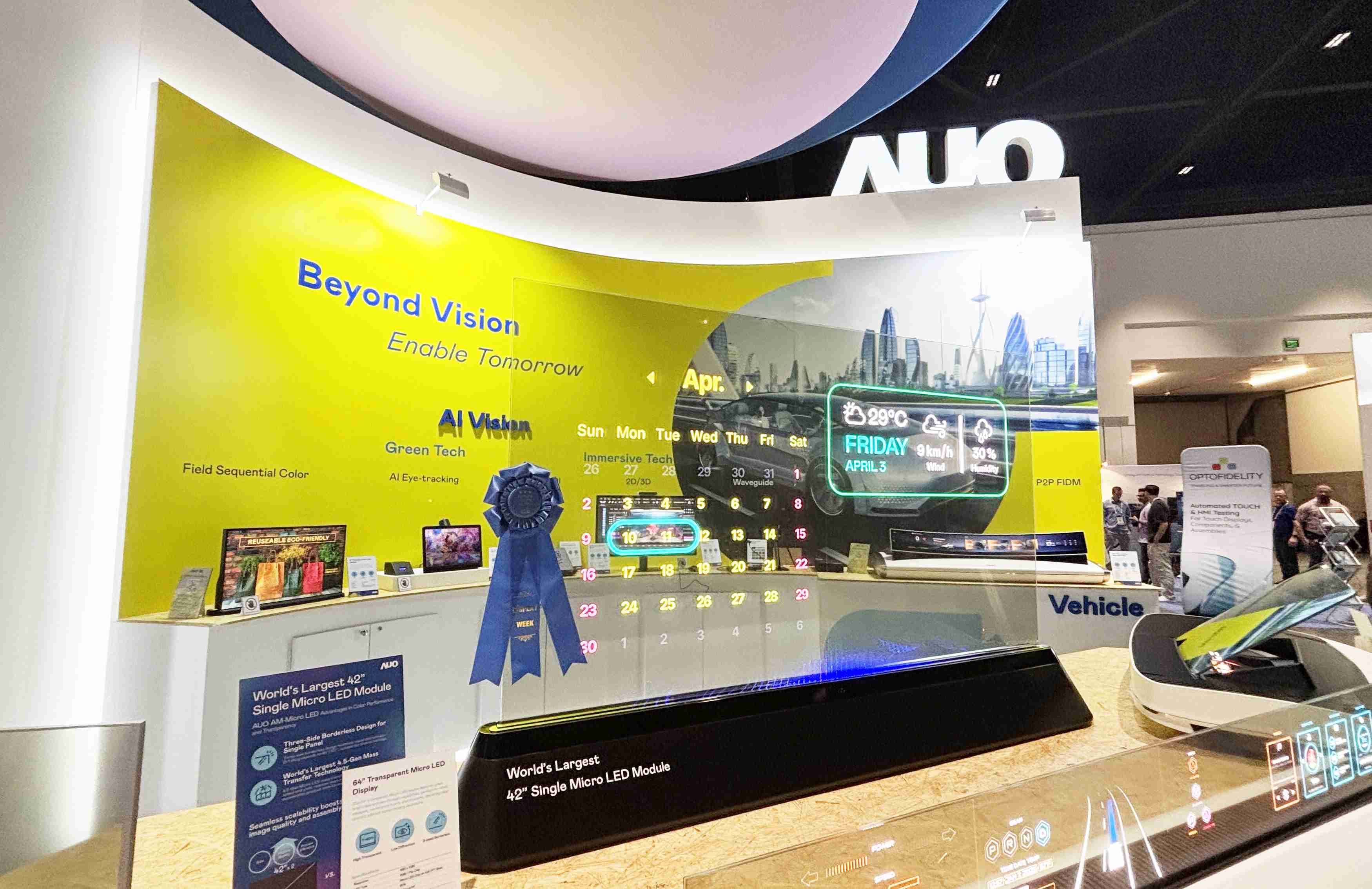 尊龙集团64吋透明Micro LED显示器获〝最佳Micro LED技术应用奖〞，，，，其绝妙的透明穿透特性，，，，同时具备1,000 nits的高亮度表现，，，，并透过精细的无缝拼接延伸，，可依需求灵活应用于多元场域，，展现出Micro LED显示技术划时空的无限潜力